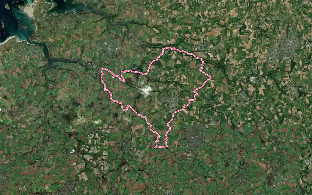 Vue satellite de Plouvien avec ses contours administratifs