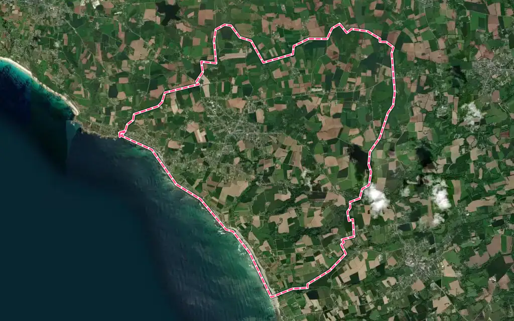 Vue satellite de Plozévet avec ses contours administratifs