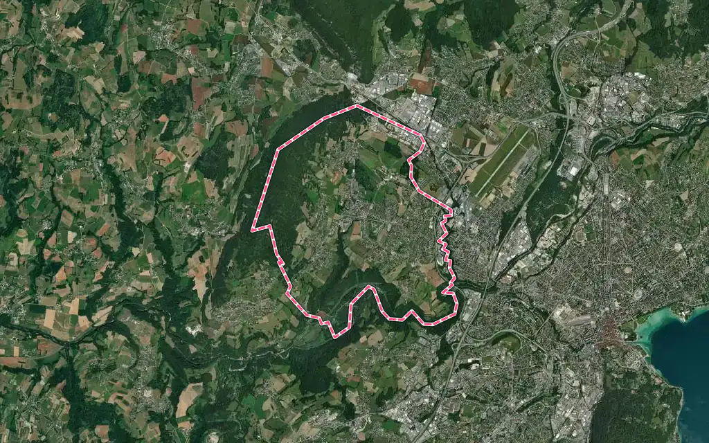 Vue satellite de Poisy avec ses contours administratifs