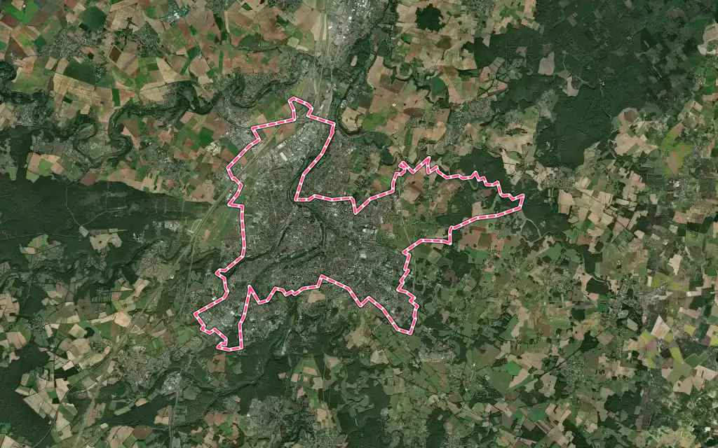 Vue satellite de Poitiers avec ses contours administratifs