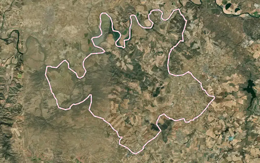 Vista satélite de Polán con su contorno administrativo