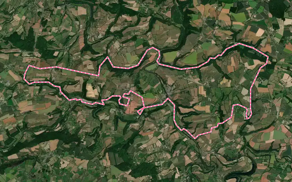 Vue satellite de Pont-d'Ouilly avec ses contours administratifs