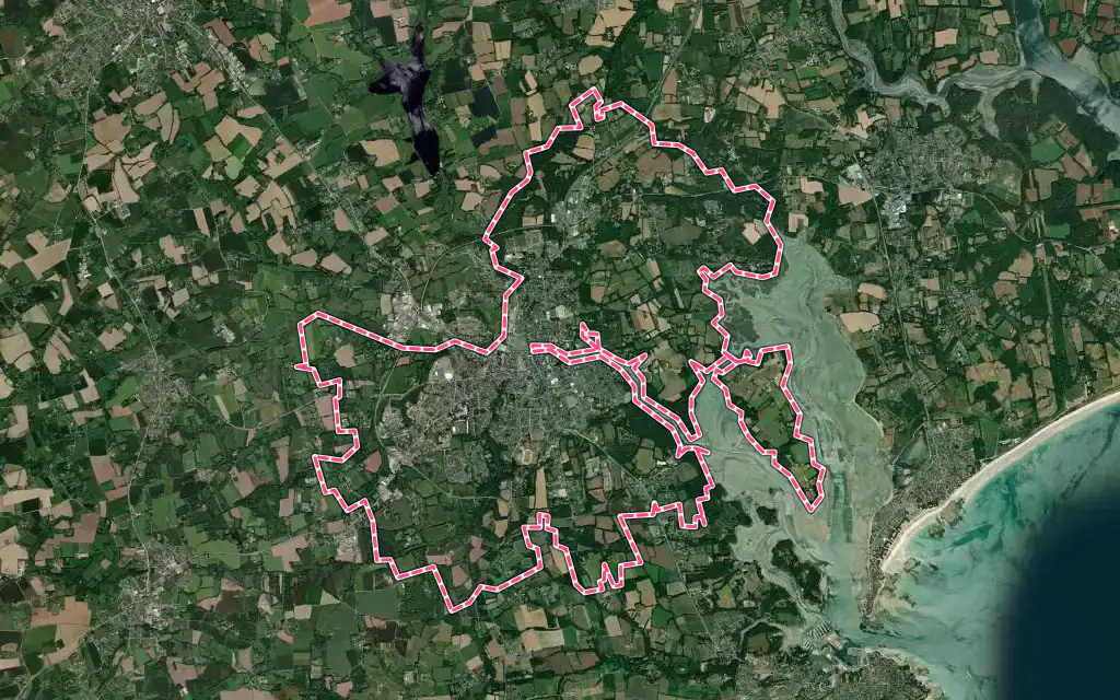 Vue satellite de Pont-l'Abbé avec ses contours administratifs