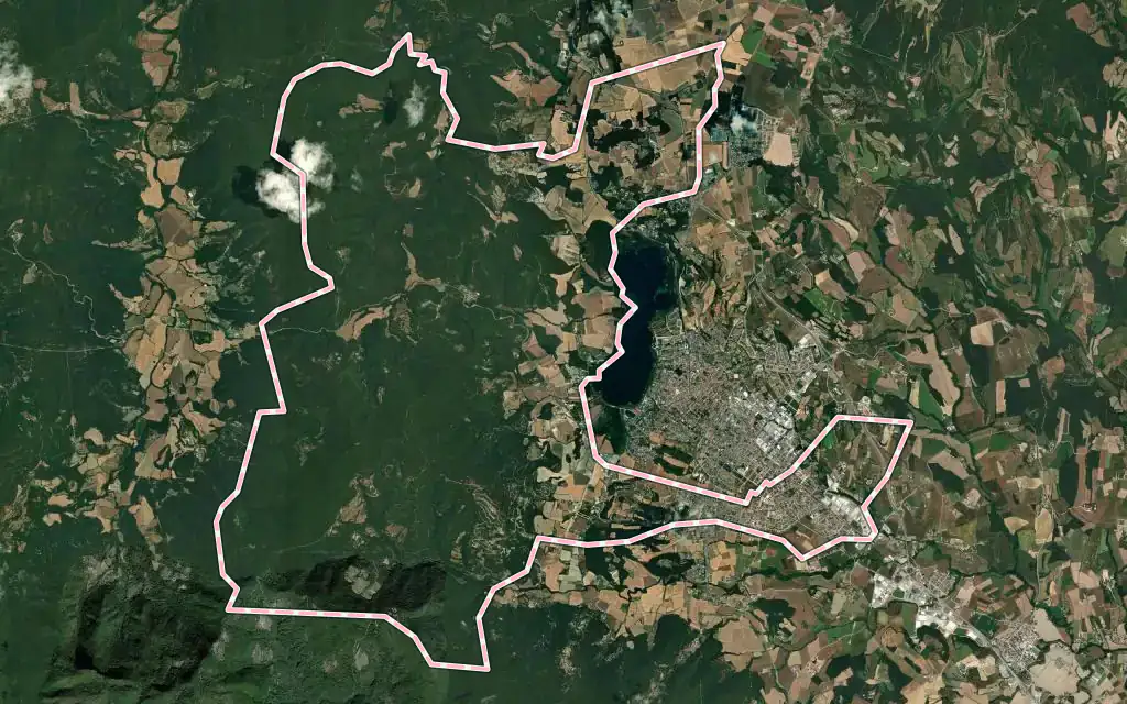 Vista satélite de Porqueres con su contorno administrativo