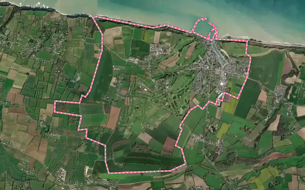 Vue satellite de Port-en-Bessin-Huppain avec ses contours administratifs