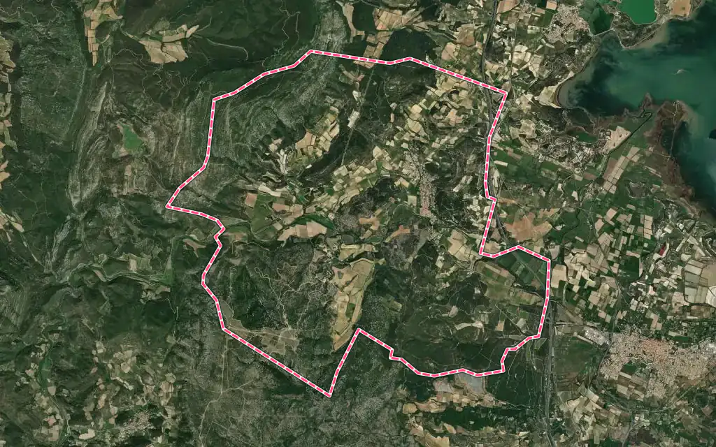 Vue satellite de Portel-des-Corbières avec ses contours administratifs