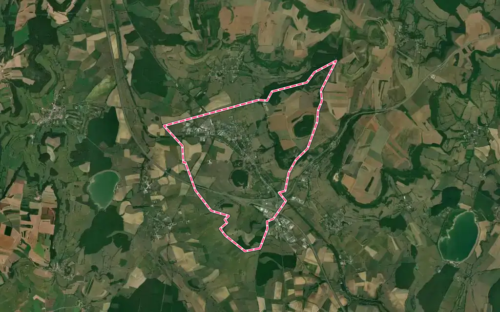 Vue satellite de Pouilly-en-Auxois avec ses contours administratifs