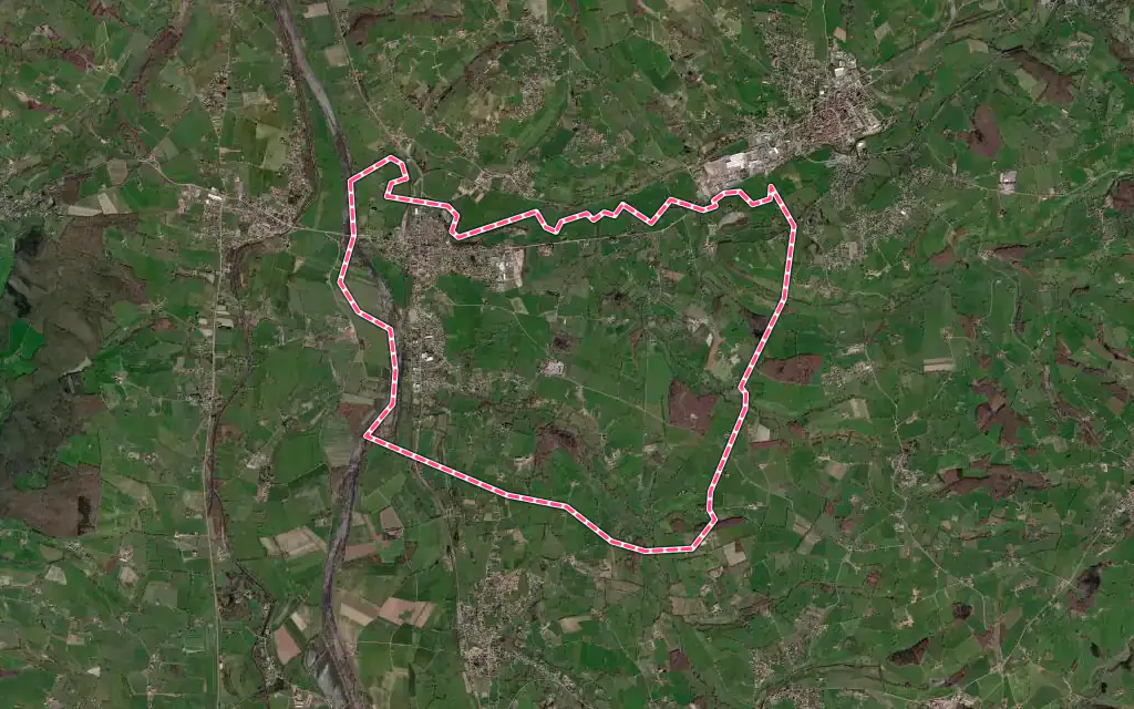 Vue satellite de Pouilly-sous-Charlieu avec ses contours administratifs
