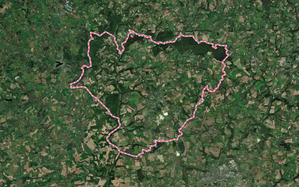 Vue satellite de Poullaouen avec ses contours administratifs