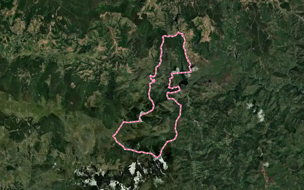 Vue satellite de Pourcharesses avec ses contours administratifs