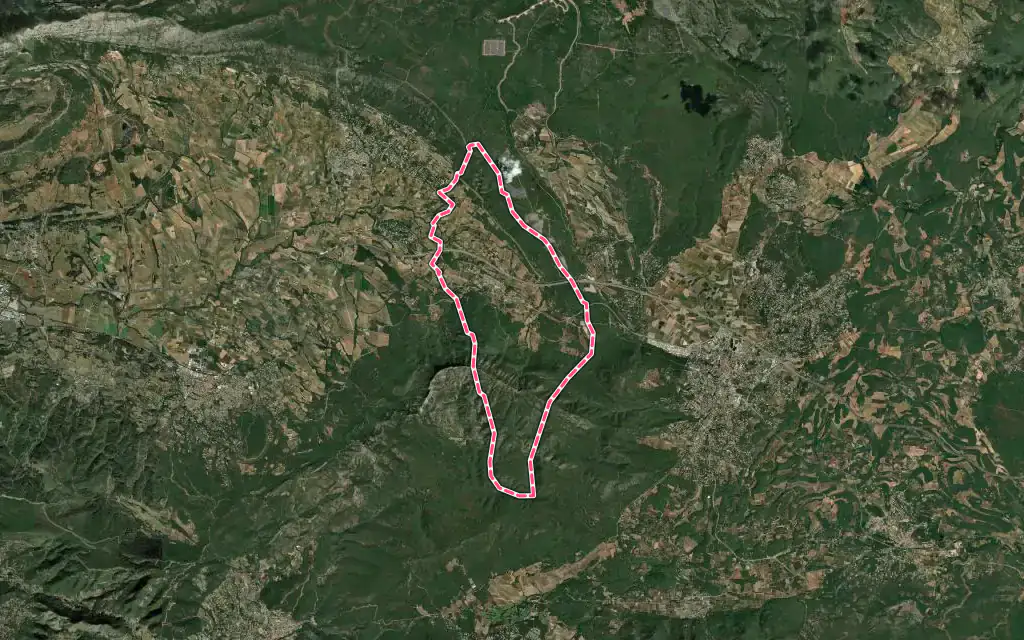 Vue satellite de Pourcieux avec ses contours administratifs