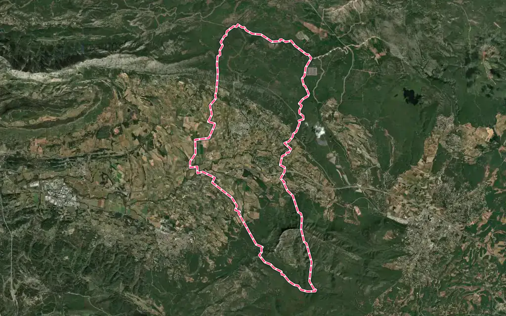 Vue satellite de Pourrières avec ses contours administratifs