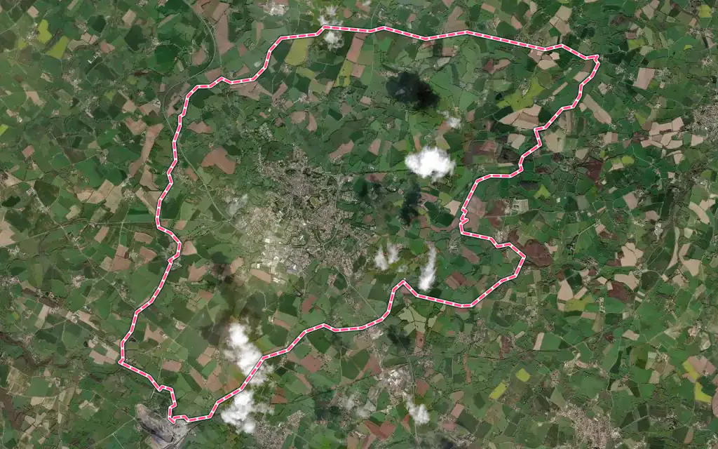 Vue satellite de Pouzauges avec ses contours administratifs