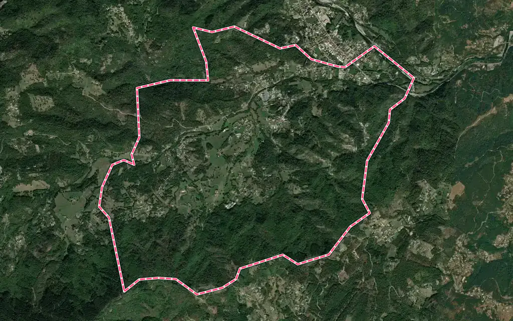 Vue satellite de Prades avec ses contours administratifs