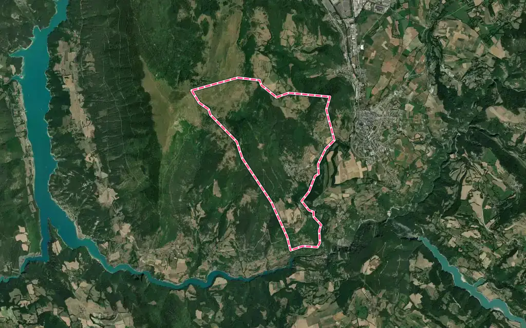 Vue satellite de Prunières avec ses contours administratifs