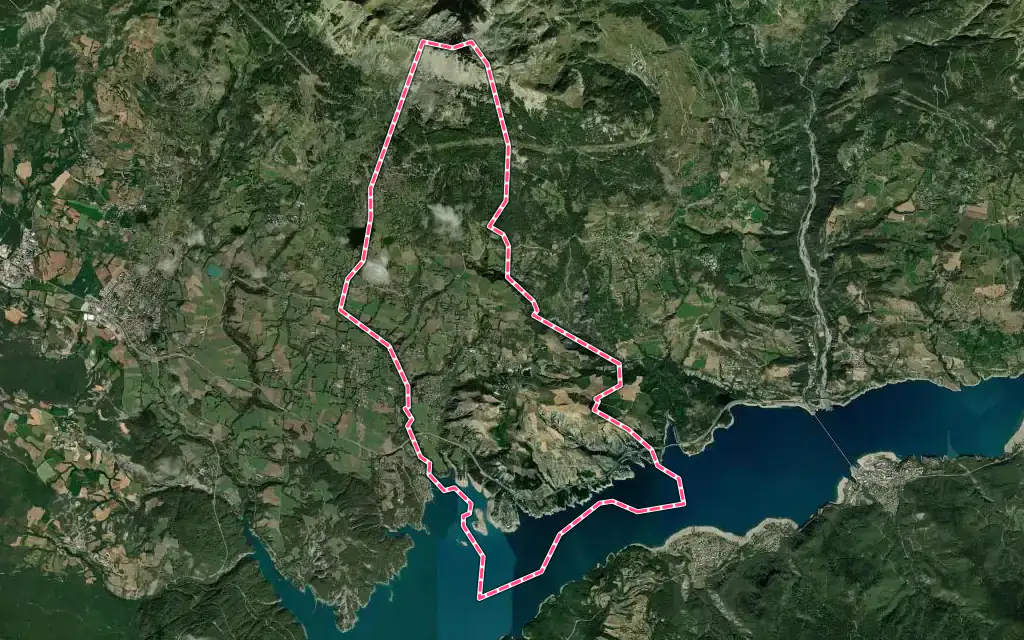 Vue satellite de Prunières avec ses contours administratifs