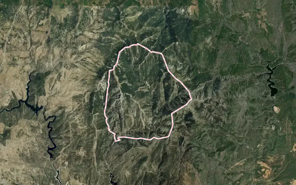 Vista satélite de Puebla de la Sierra con su contorno administrativo