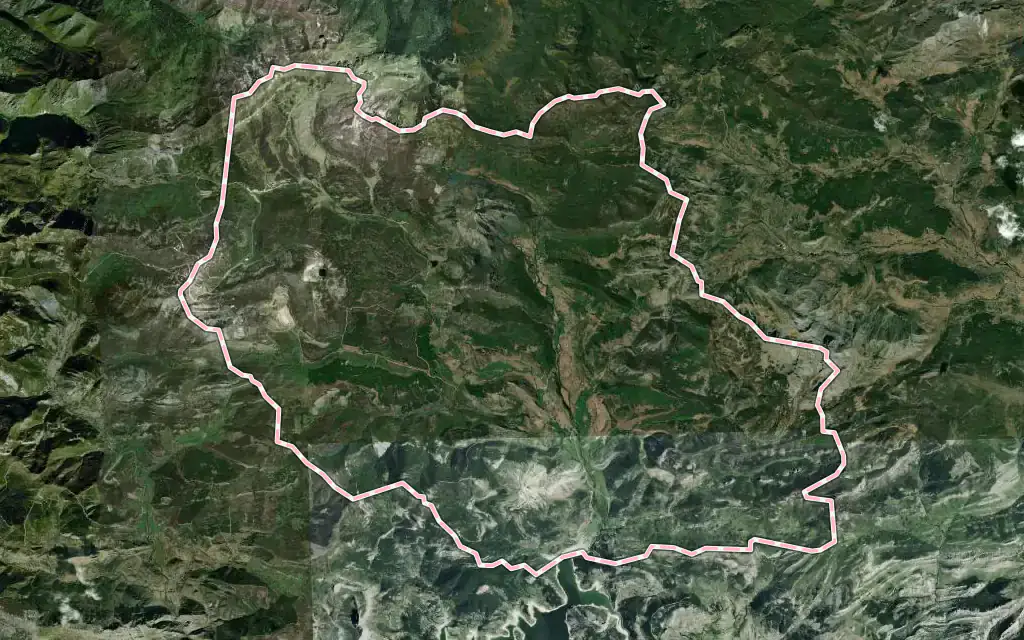 Vista satélite de Puebla de Lillo con su contorno administrativo