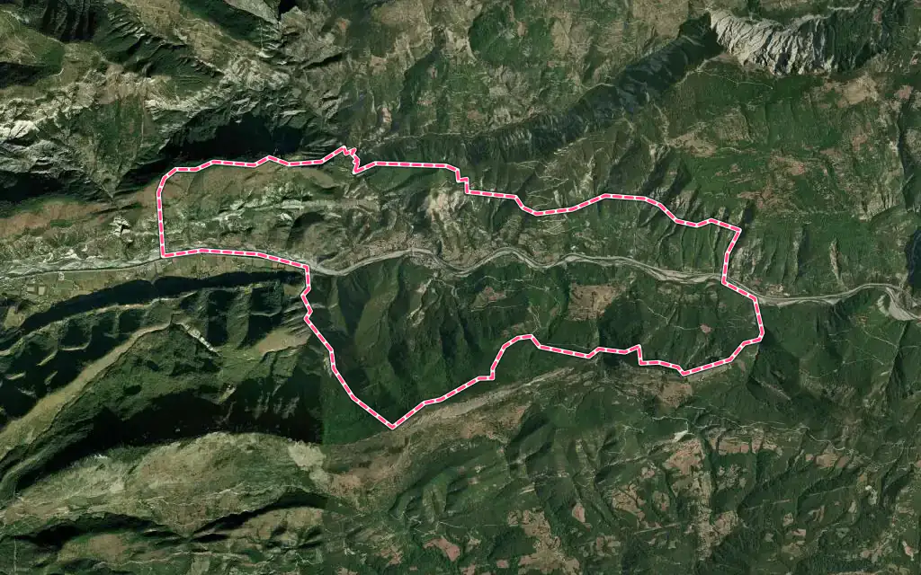 Vue satellite de Puget-Théniers avec ses contours administratifs