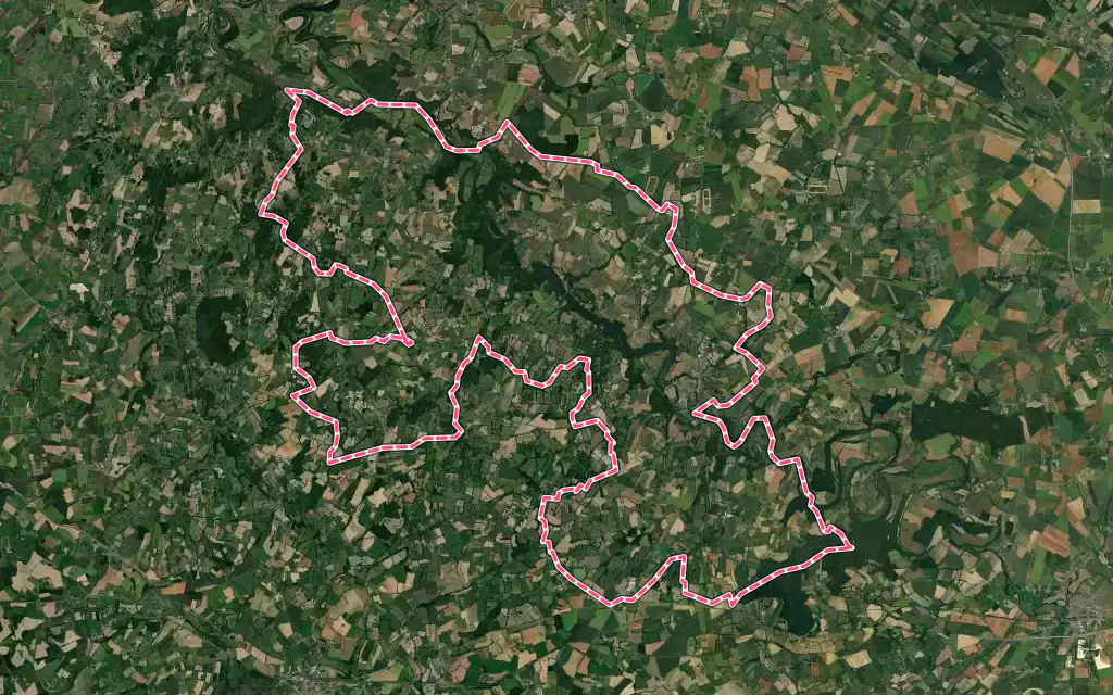 Vue satellite de Putanges-le-Lac avec ses contours administratifs