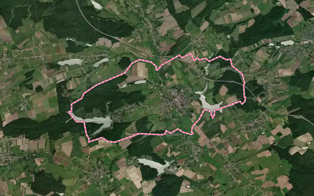 Vue satellite de Puttelange-aux-Lacs avec ses contours administratifs