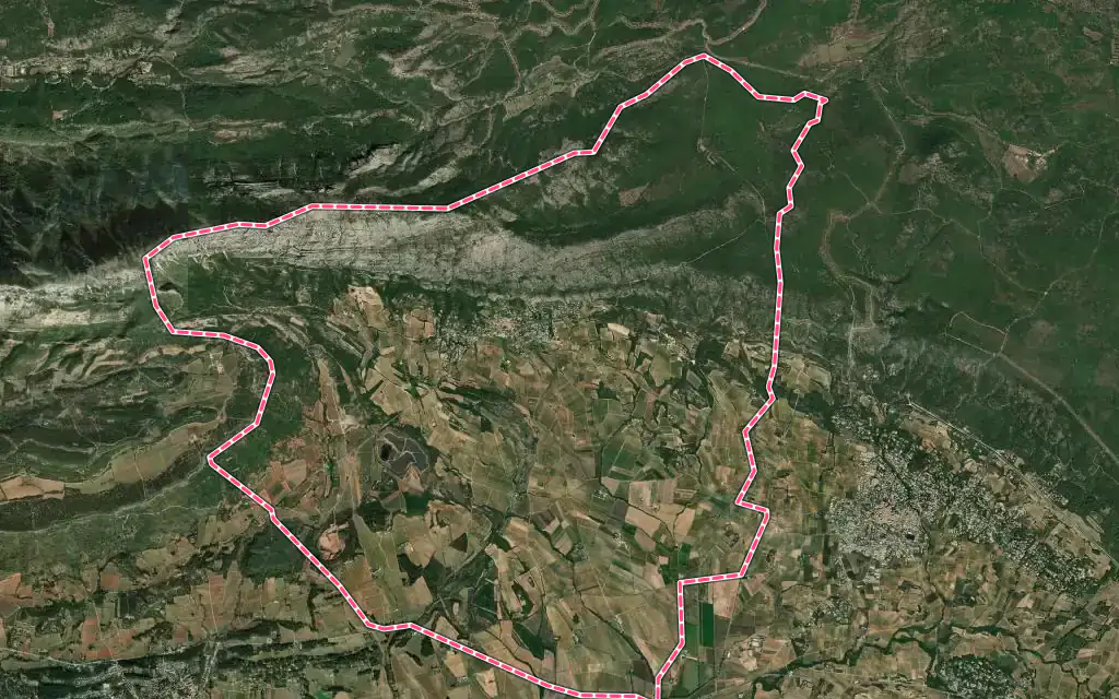 Vue satellite de Puyloubier avec ses contours administratifs