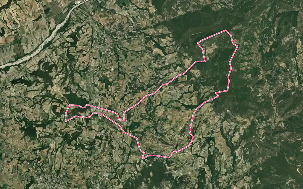 Vue satellite de Puyméras avec ses contours administratifs