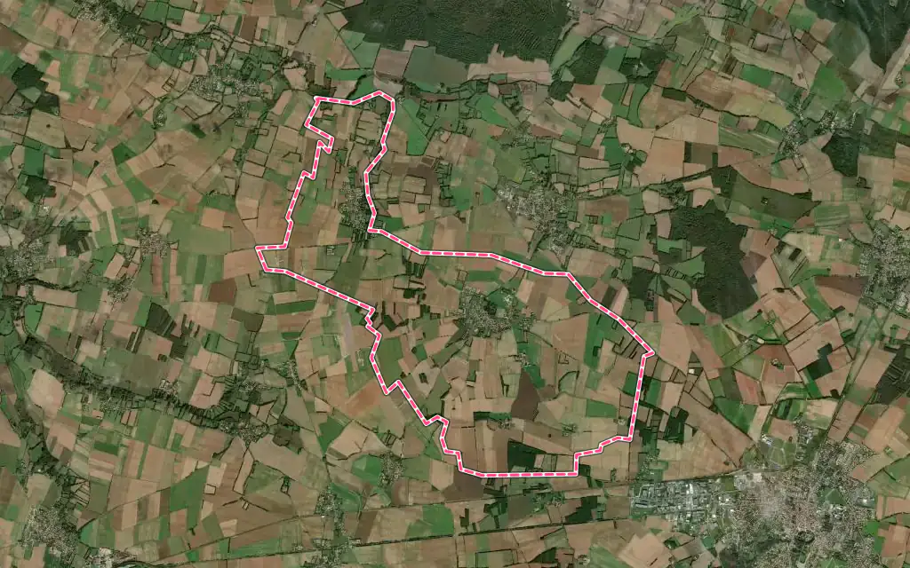 Vue satellite de Puyravault avec ses contours administratifs