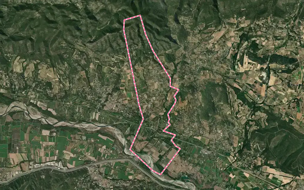 Vue satellite de Puyvert avec ses contours administratifs