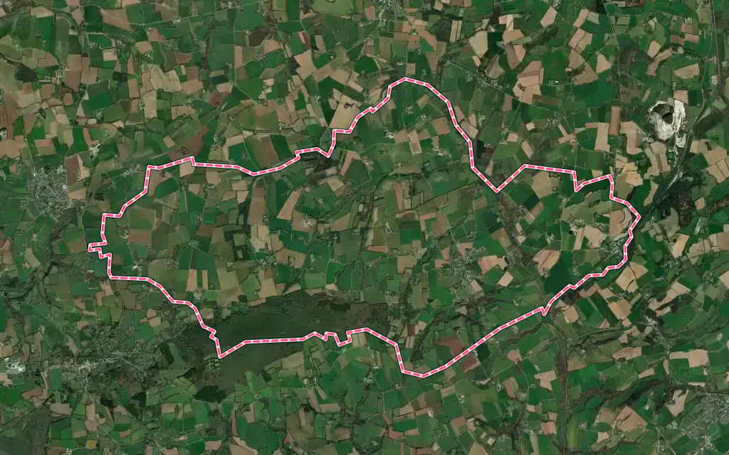 Vue satellite de Quéménéven avec ses contours administratifs