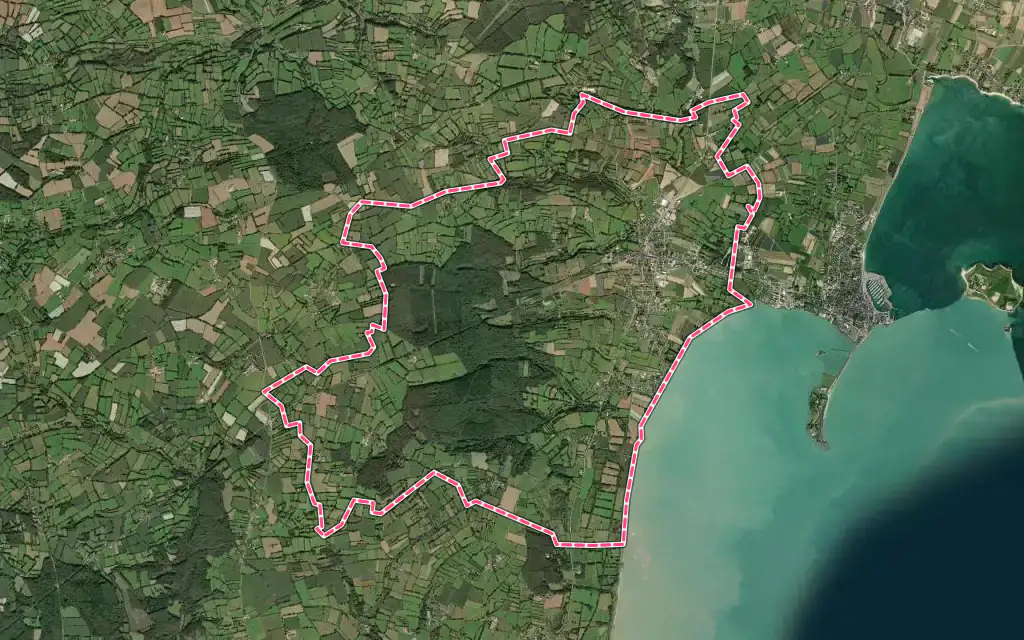 Vue satellite de Quettehou avec ses contours administratifs