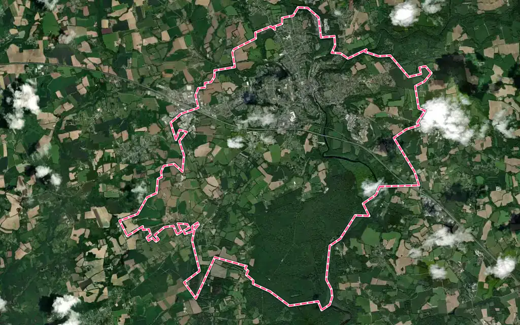 Vue satellite de Quimperlé avec ses contours administratifs