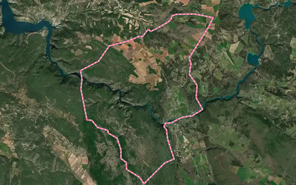 Vue satellite de Quinson avec ses contours administratifs