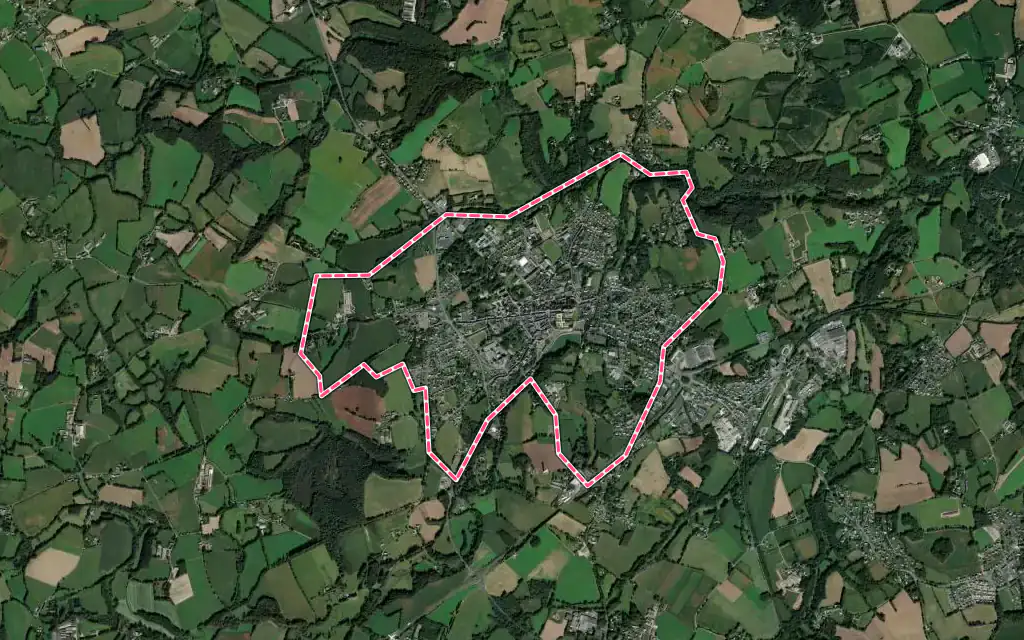 Vue satellite de Quintin avec ses contours administratifs