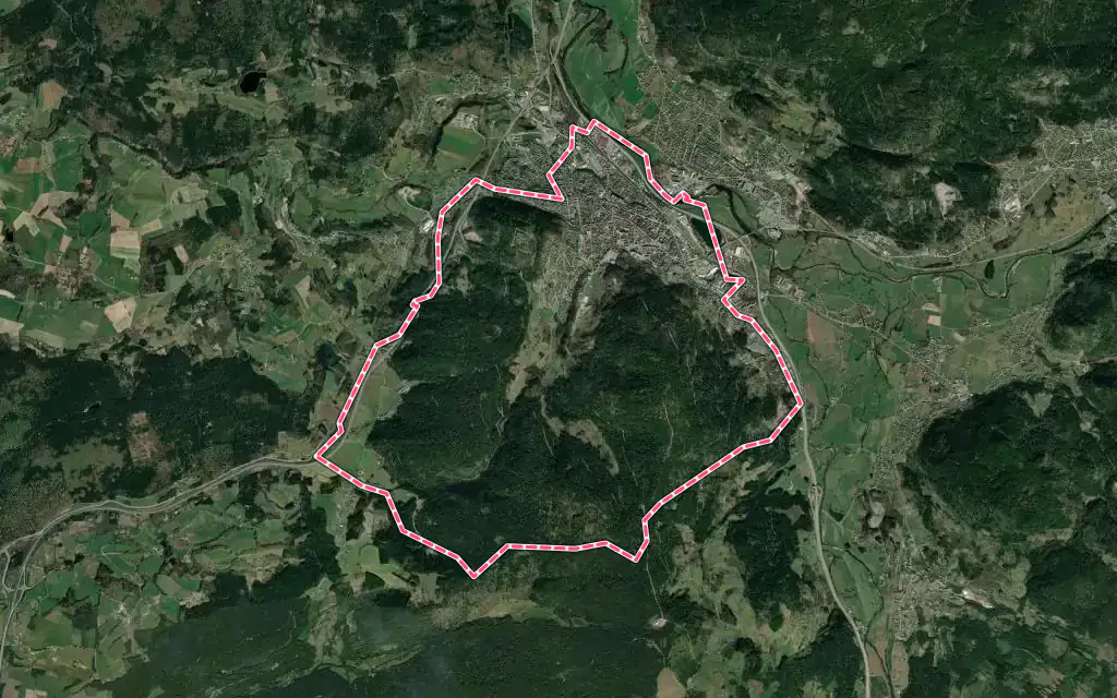 Vue satellite de Remiremont avec ses contours administratifs