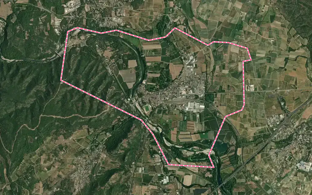 Vue satellite de Remoulins avec ses contours administratifs