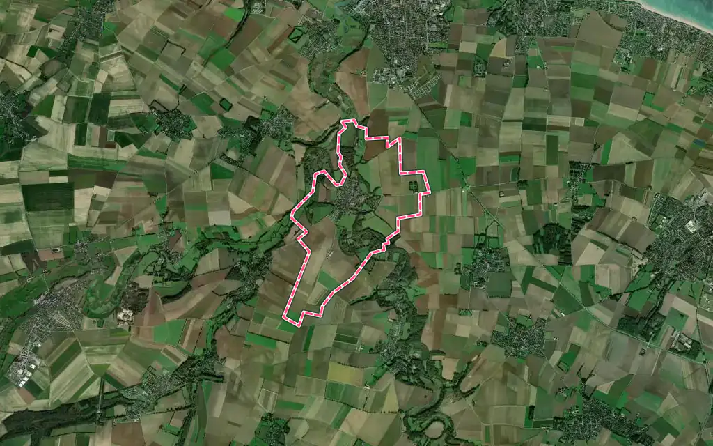 Vue satellite de Reviers avec ses contours administratifs
