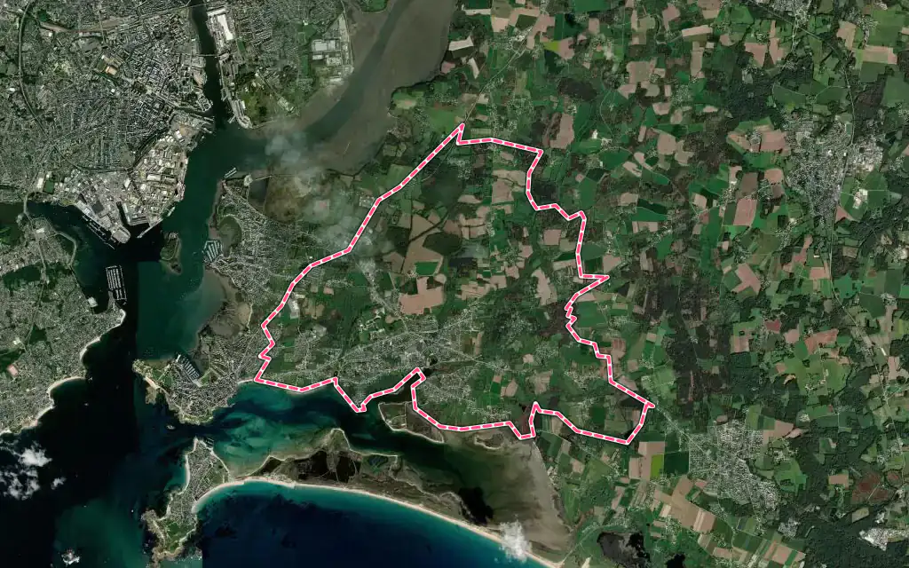 Vue satellite de Riantec avec ses contours administratifs