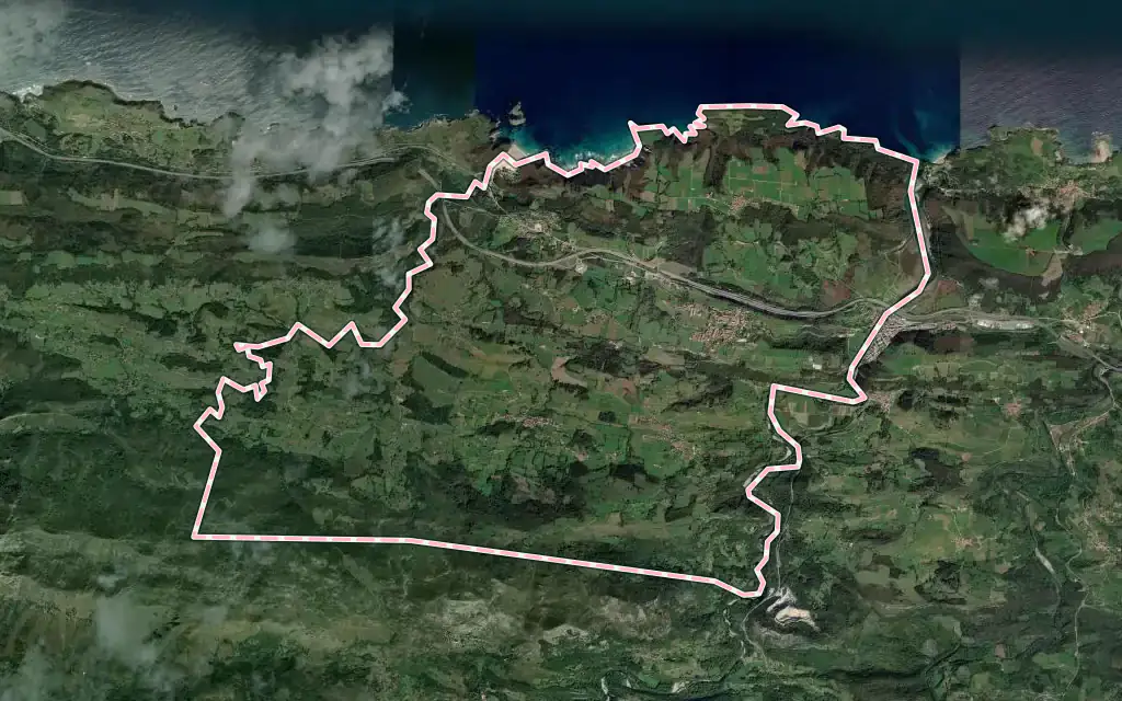 Vista satélite de Ribadedeva con su contorno administrativo