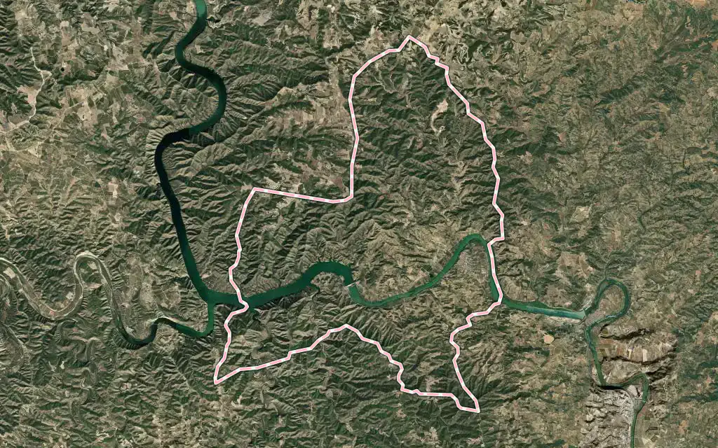 Vista satélite de Riba-roja d'Ebre con su contorno administrativo