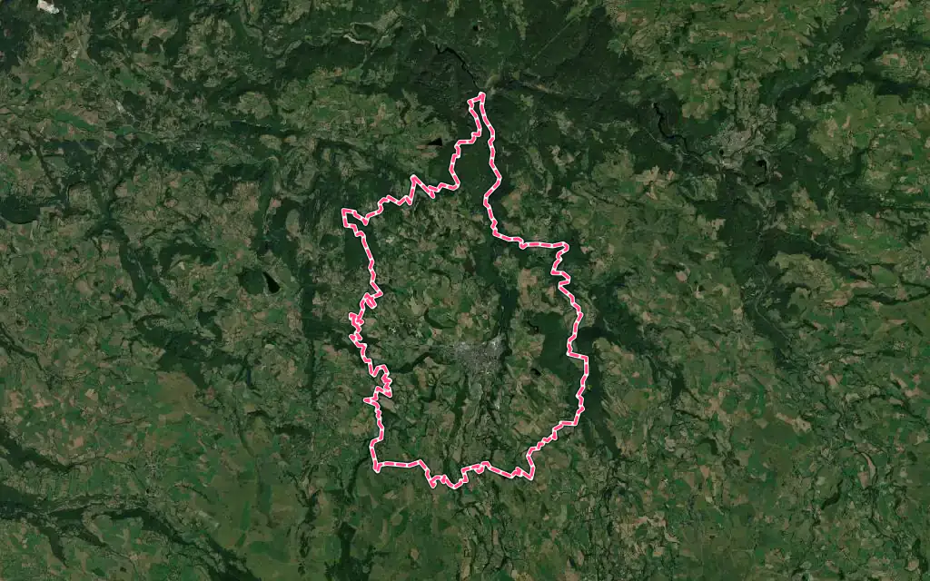 Vue satellite de Riom-ès-Montagnes avec ses contours administratifs