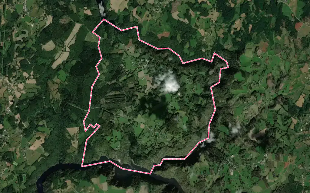 Vue satellite de Roche-le-Peyroux avec ses contours administratifs
