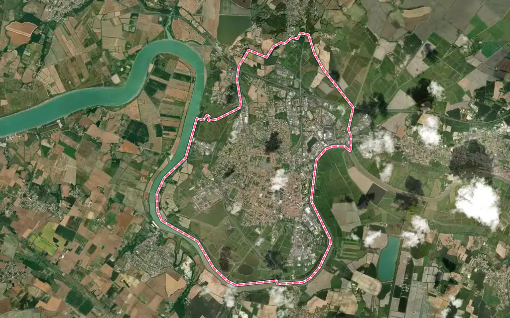 Vue satellite de Rochefort avec ses contours administratifs