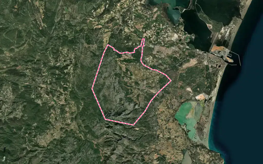 Vue satellite de Roquefort-des-Corbières avec ses contours administratifs