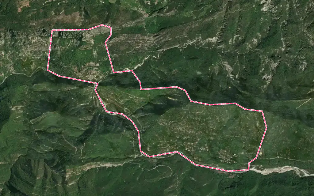 Vue satellite de Roquestéron avec ses contours administratifs