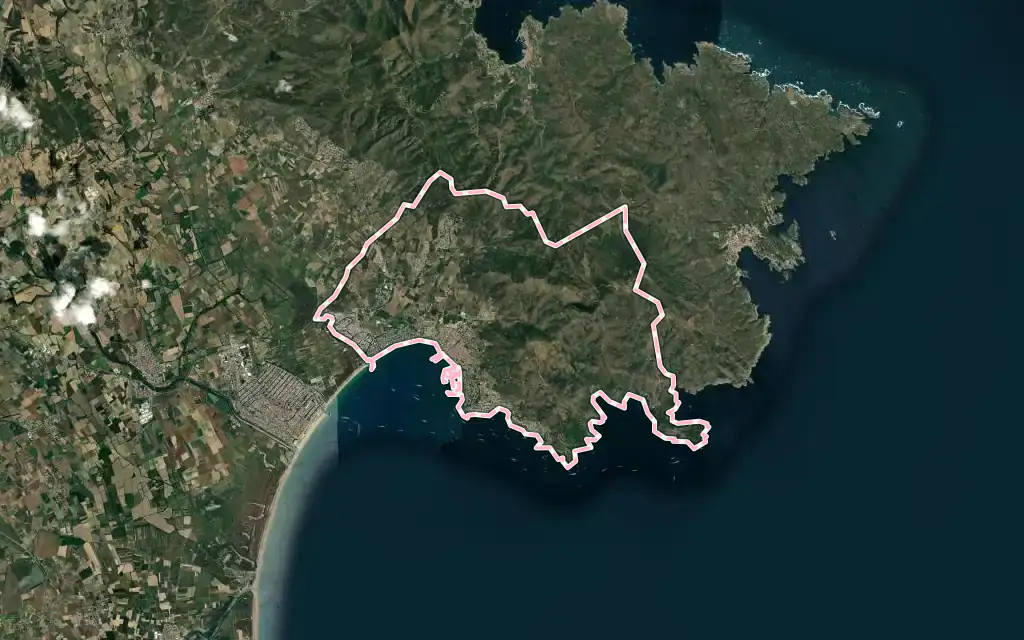 Vista satélite de Roses con su contorno administrativo