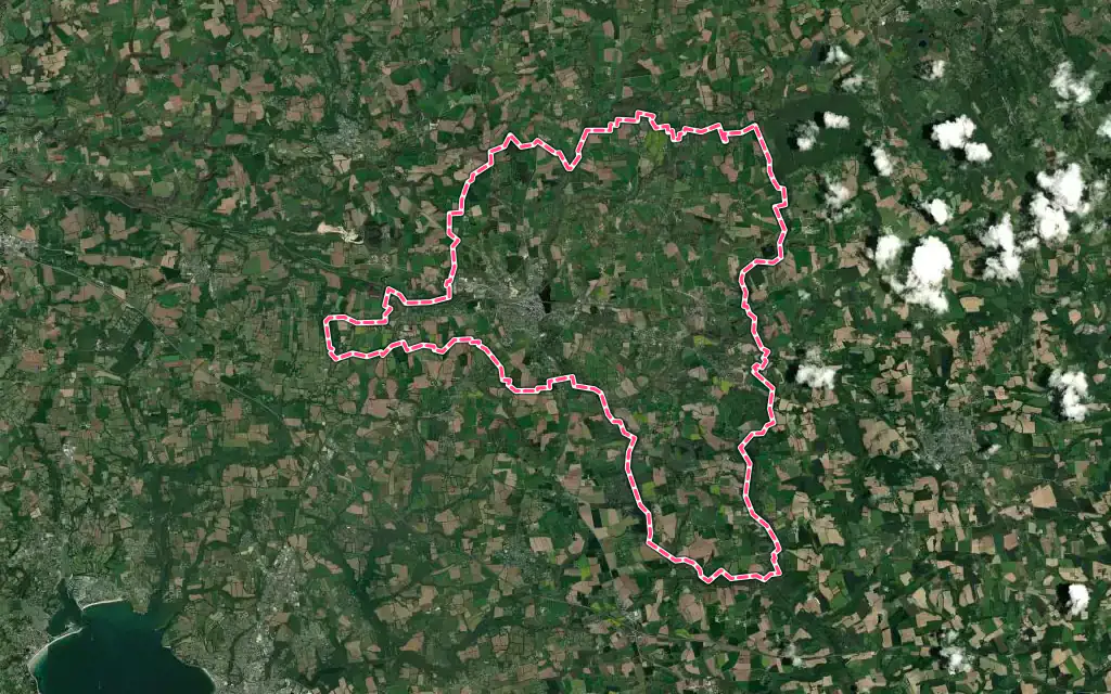 Vue satellite de Rosporden avec ses contours administratifs