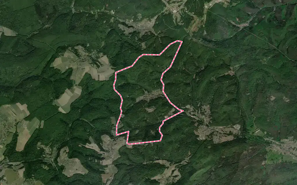 Vue satellite de Rosteig avec ses contours administratifs