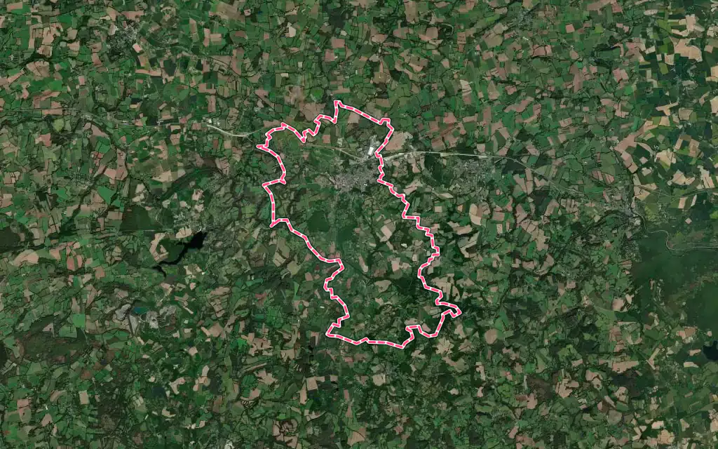 Vue satellite de Rostrenen avec ses contours administratifs