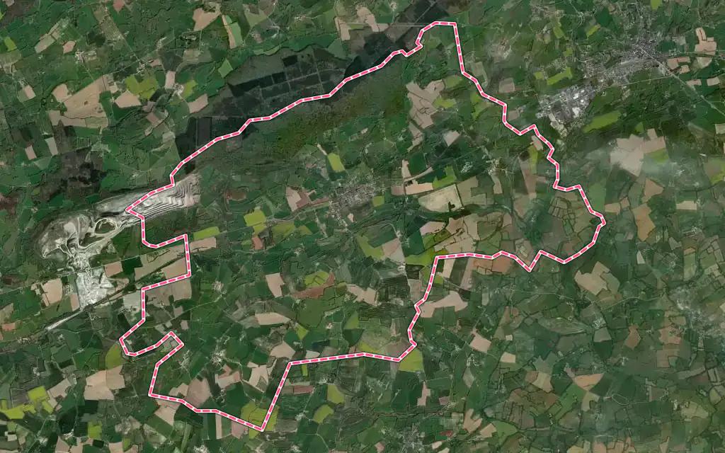 Vue satellite de Rouessé-Vassé avec ses contours administratifs